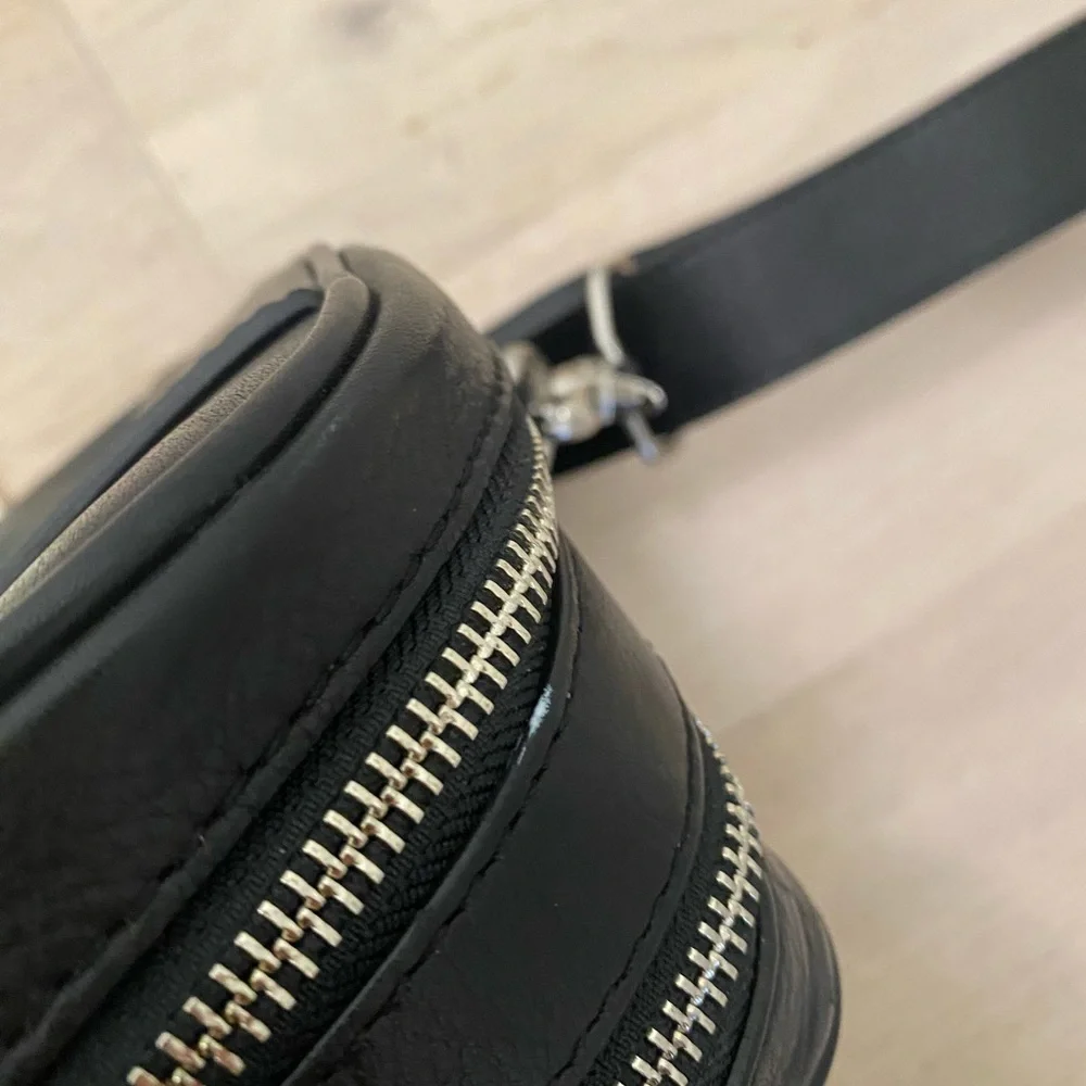 Cole Haan Unisex Black Leather Bag / Messenger / Laptop / Briefcase Silver
